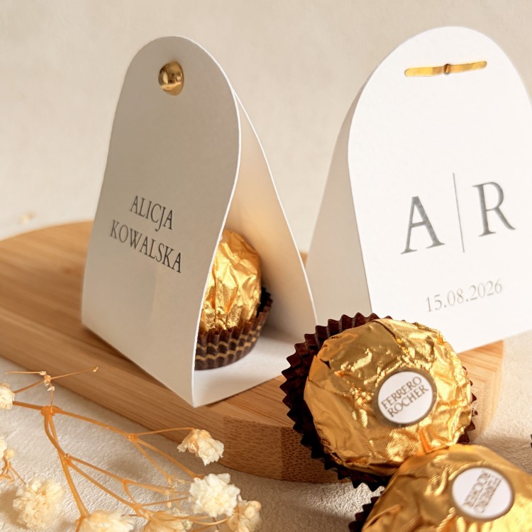 Podziękowania dla gości na ślub – czekoladka ferrero w personalizowanym białym etui Eveline z winietką