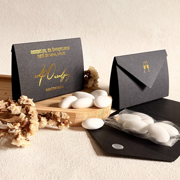 Podziękowania dla gości na 40 urodziny - migdały w eleganckim czarnym etui kopertowym 