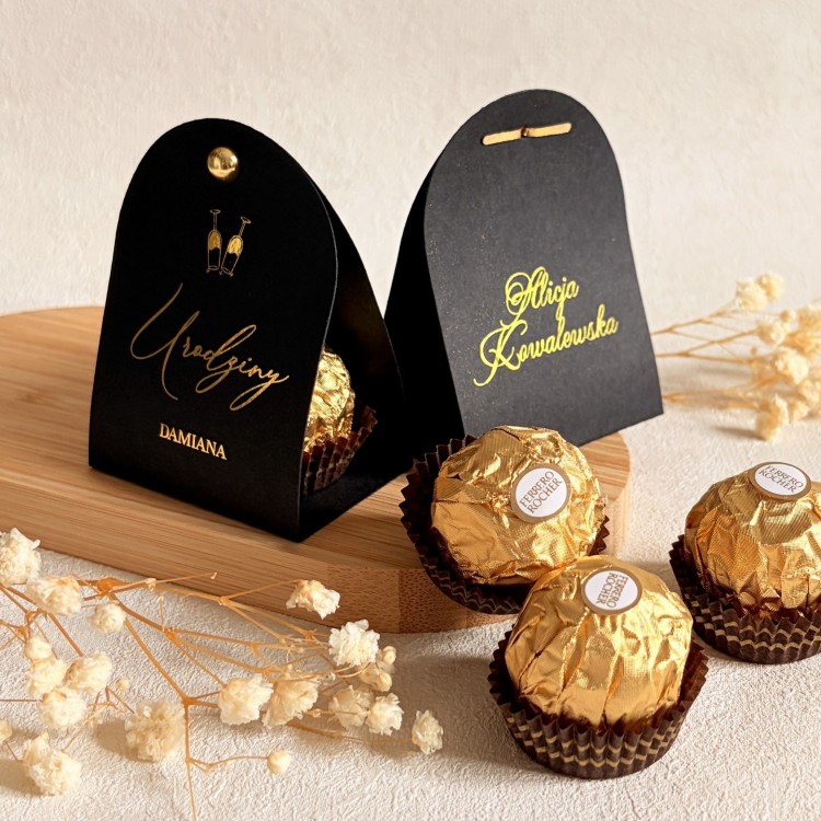 Podziękowania dla gości na Urodziny – czekoladka ferrero w personalizowanym czarnym etui z winietką
