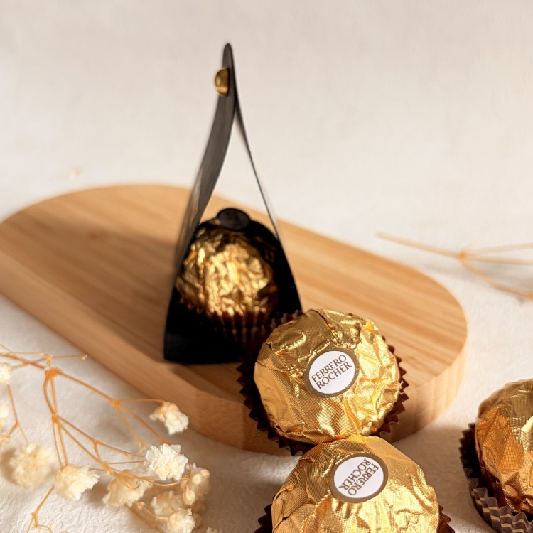 Podziękowania dla gości na Urodziny – czekoladka ferrero w personalizowanym czarnym etui