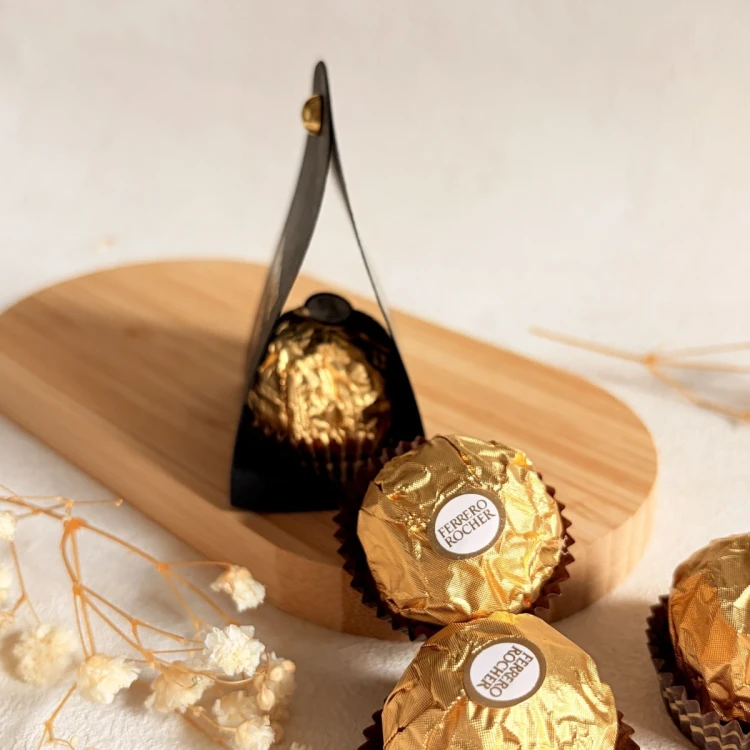 Podziękowania dla gości na 18 urodziny – czekoladka ferrero w personalizowanym czarnym etui