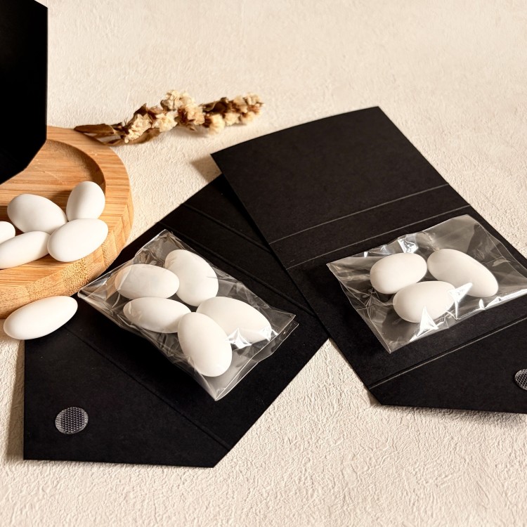 Podziękowania dla gości na urodziny - migdały w eleganckim czarnym etui kopertowym 