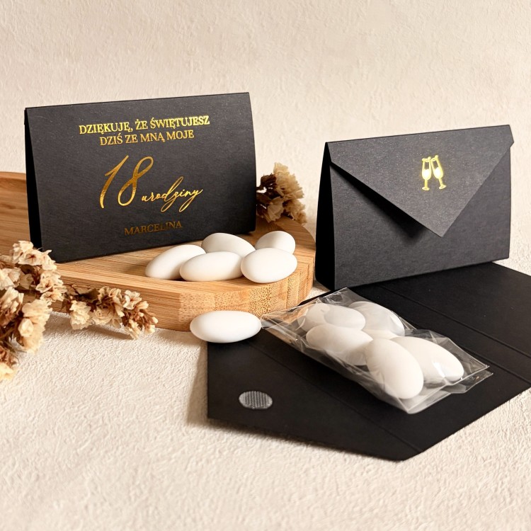 Podziękowania dla gości na urodziny - migdały w eleganckim czarnym etui kopertowym 