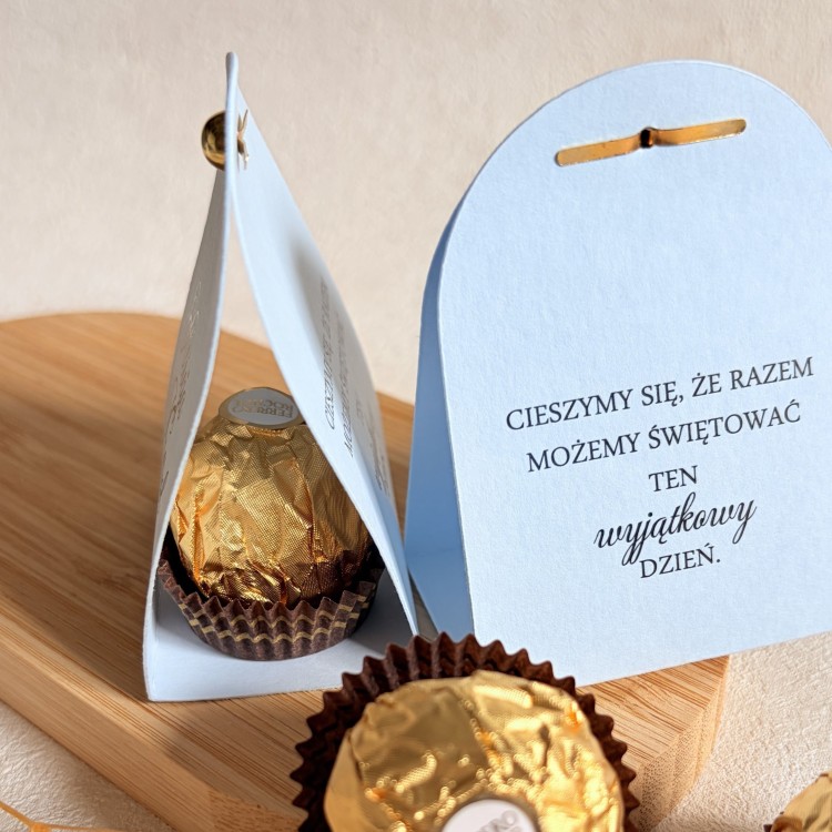 Podziękowania dla gości na ślub – czekoladka ferrero w personalizowanym niebieskim etui