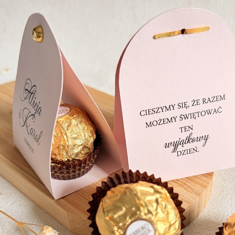 Podziękowania dla gości na ślub – czekoladka ferrero w personalizowanym różowym etui