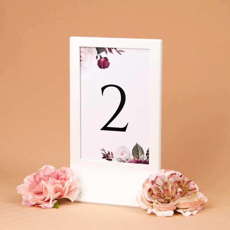 Numery stołów weselnych z białymi i bordowymi kwiatami w białej ramce - Rose & White, Maroon Flowers