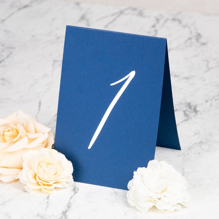 Numery stołów weselnych ze srebrnym wykończeniem wolnostojące - Blue Envelope