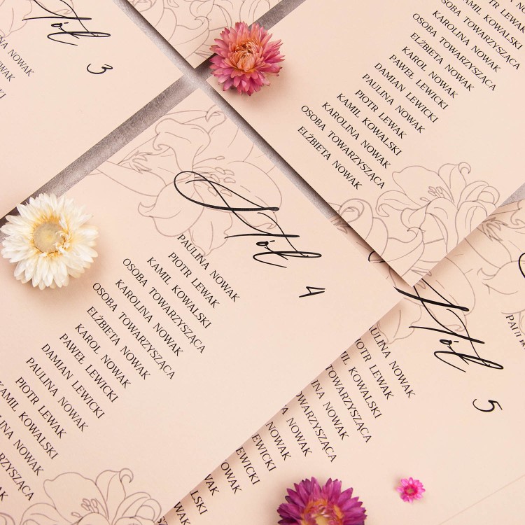 Plany stołów weselnych (rozmieszczenie gości) na pojedynczych kartach z delikatną grafiką kwiatów - Lily Beige