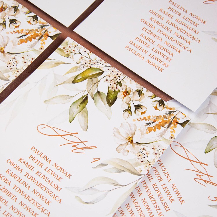 Plany stołów weselnych (rozmieszczenie gości) na pojedynczych kartach z motywami beżowych i białych kwiatów - Wild Flowers