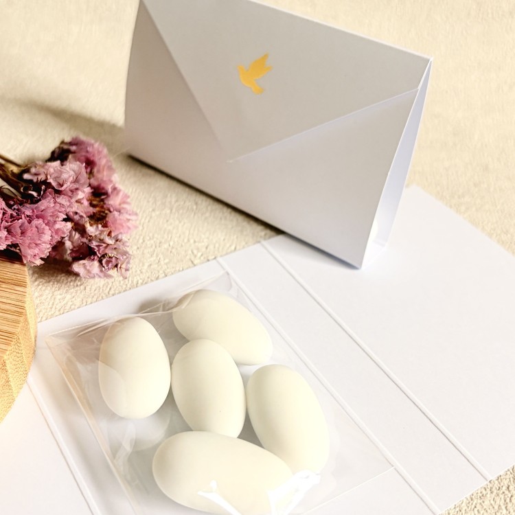 Podziękowania dla gości na Komunie - migdały w eleganckim etui kopertowym z gołębiem