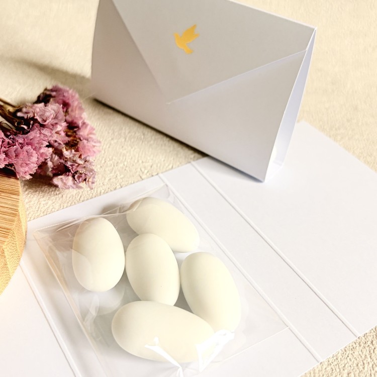 Podziękowania dla gości na Komunie - migdały w eleganckim etui kopertowym IHS