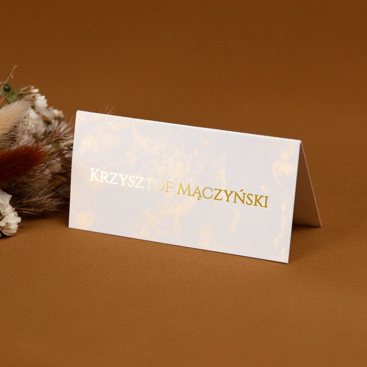 Pozłacane winietki na stoły weselne na papierze z delikatnym złotym marmurkiem - Allysa